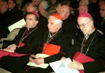 U sjećanje na Josepha Ratzingera – bivši papa Benedict XVI. godine 2001. bio je u Komediji